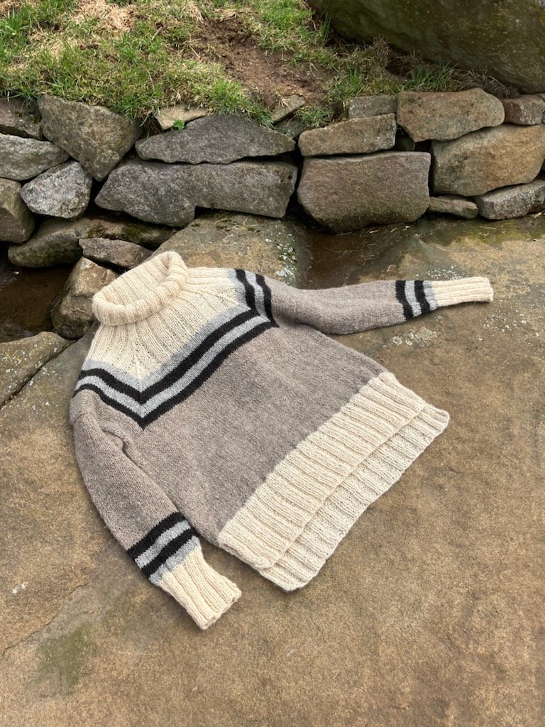 Peysan Ratvís. Hægt er að leika sér með hvernig litunum er raðað saman.